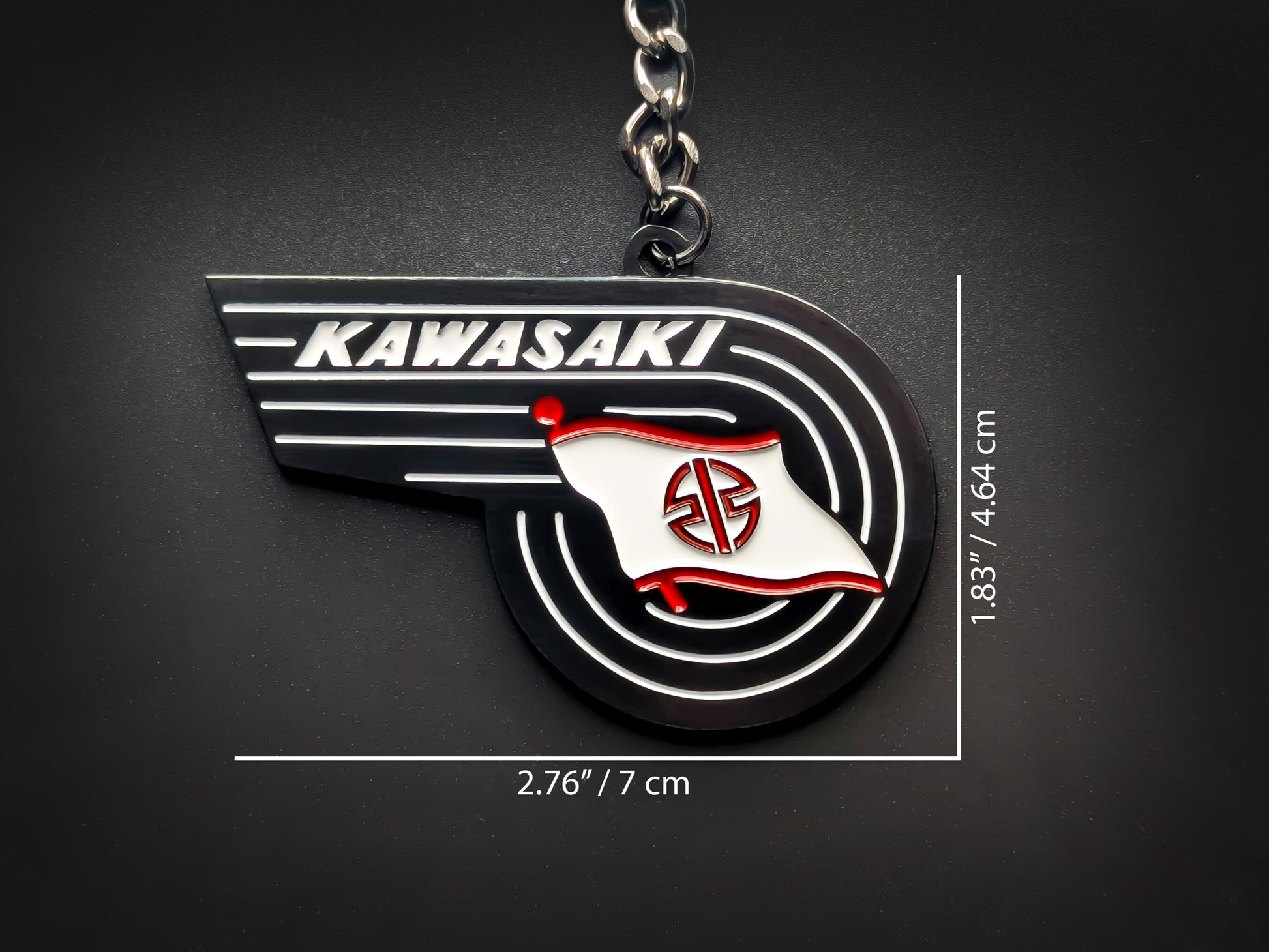 Dimensions of the Kawasaki badge keychain showing a size of 2.76 inches by 1.83 inches (7 cm by 4.64 cm).